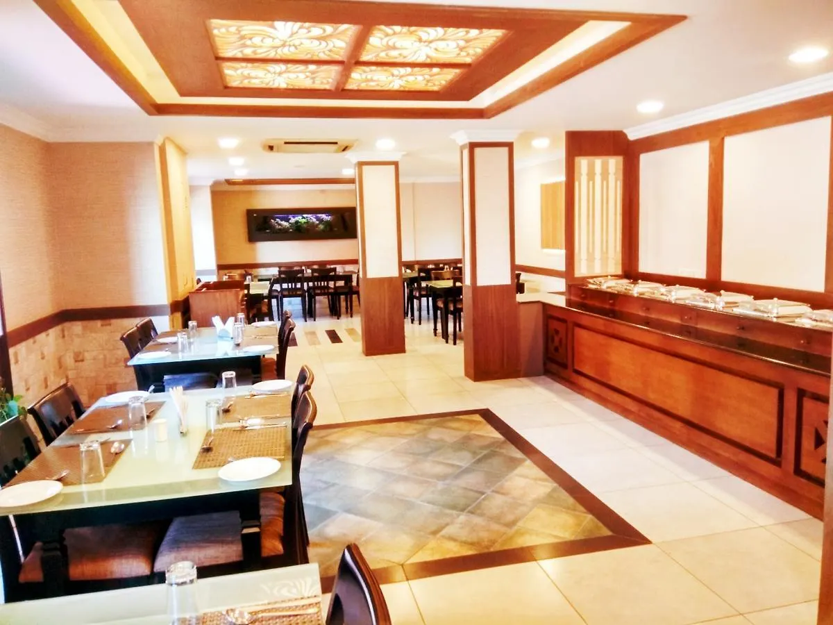 Prayana Hotels Kochi 3*,